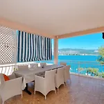 C W Balcony Shared Terrace & The Sea View 아파트 *